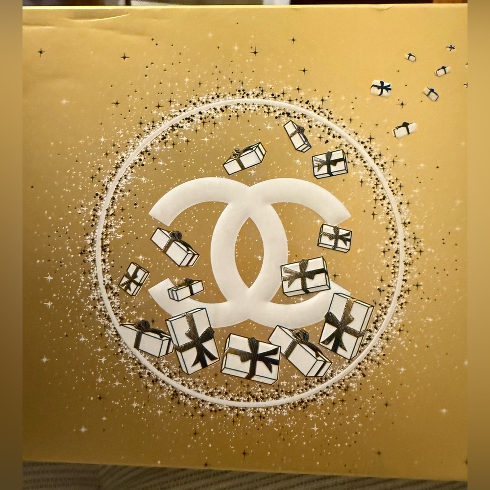Authentic Chanel Cream Women's Cosmetic Bag Makeup Pouch New with Box - Picture 10 of 13